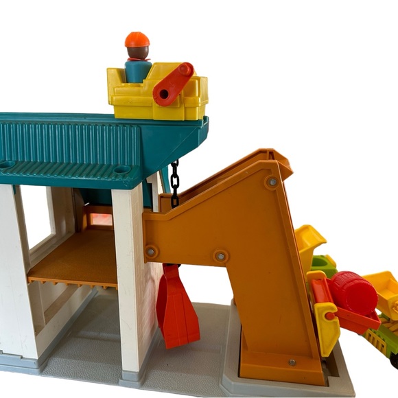 Vintage 1979 Fisher Price Lift and Load Depot - Picture 5 of 7